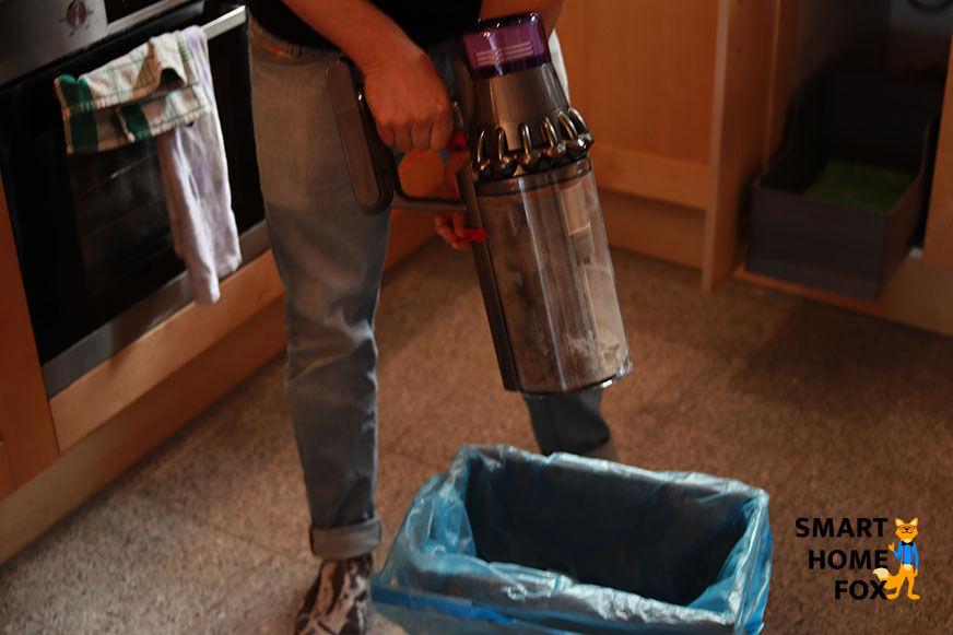 Emptying the Dyson V11 Outsize 